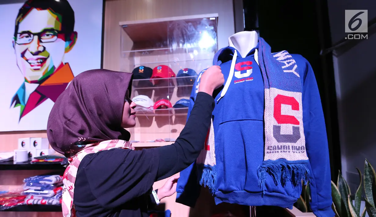 Karyawan merapikan syal pada peluncuran merchandise Thesandiuno, di Jakarta, Senin (04/2). Merchandise Thesandiuno yang didesain untuk pasar milenial diperoleh melalui IG @sandiuno dan website thesandiuno.com. (Liputan6.com/Fery Pradolo)
