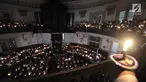 Jemaat memanjatkan doa dengan menyalakan lilin pada Misa Malam Natal di Gereja Immanuel, Jakarta, Senin (24/12). Misa Natal tahun ini mengangkat tema Membangun Spiritualitas Damai yang Menciptakan Perdamaian. (Merdeka.com/Iqbal S. Nugroho)