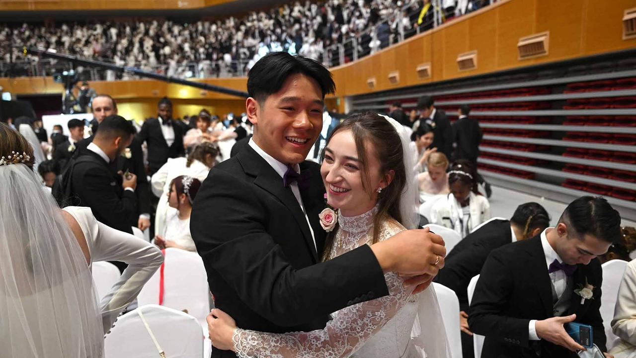 FOTO: Uniknya Pasangan Beda Bangsa Mengikuti Pernikahan Massal