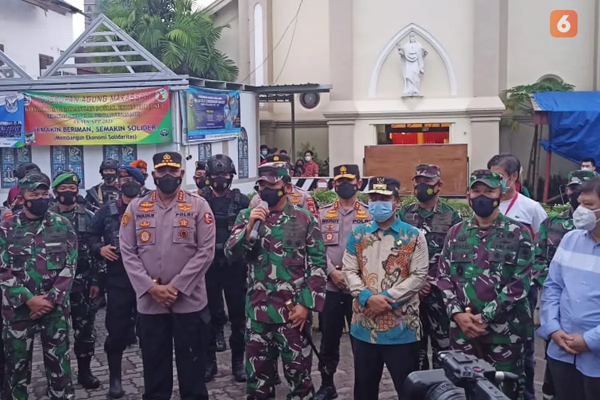Panglima TNI Marsekal Hadi Tjahjanto dan Kabaintelkam Mabes Polri Komjen Pol Paulus W kunjungi Gereja Katedral Makassar (Liputan6.com/Fauzan).