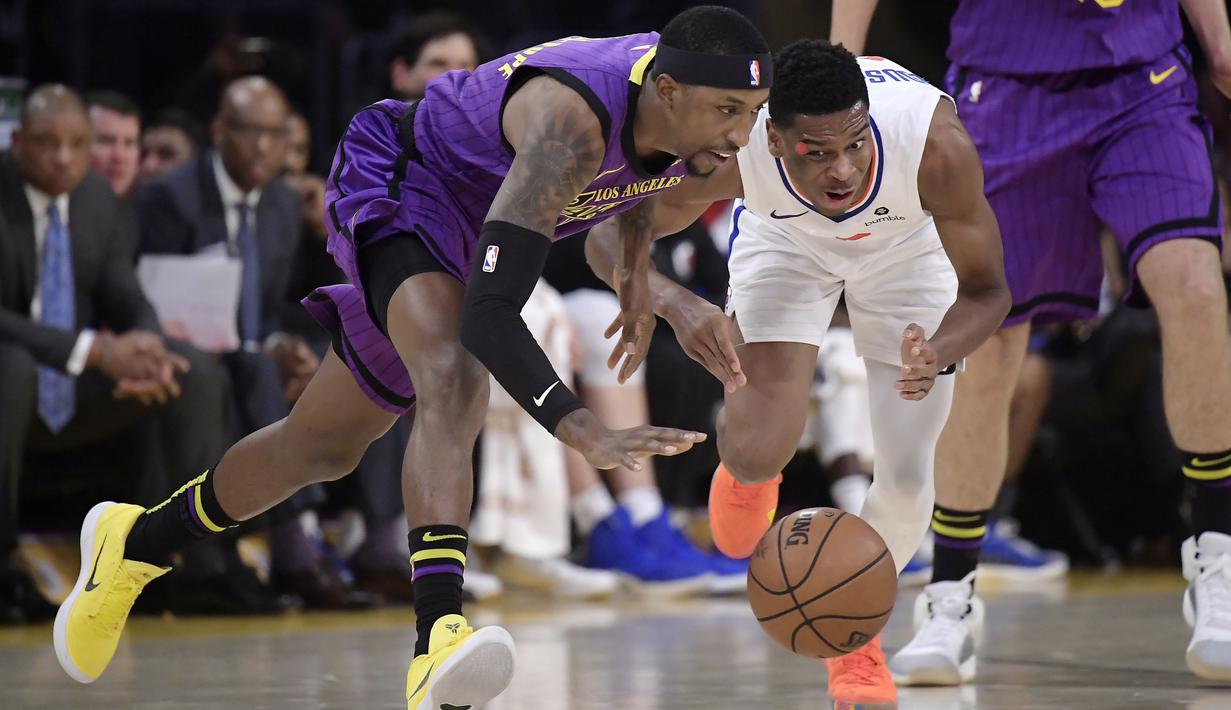 Pebasket Los Angeles Lakers,  Kentavious Caldwell-Pope, berebut bola dengan pebasket Los Angeles Clippers, Shai Gilgeous-Alexander, pada laga NBA di di Staples Center, Sabtu (29/12). Los Angeles Clippers menang 118-107 atas LA Lakers. (AP/Mark J. Terrill)