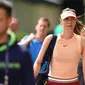 Petenis Rusia Maria Sharapova tiba untuk sesi latihan jelang bertanding di Kejuaraan Tenis Wimbledon 2019 di London, Inggris (30/6/2019). Sharapova akan bertanding pada putaran pertama melawan petenis Prancis, P. Parmentier. (AFP Photo/Glyn Kirk)