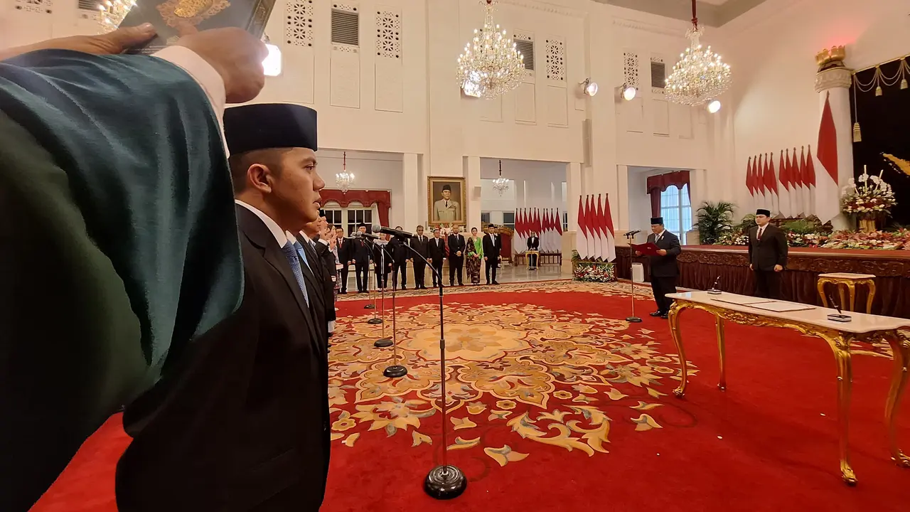 Presiden Prabowo Subianto melantik Mayor Teddy Indra Wijaya sebagai Sekretaris Kabinet di Istana Negara Jakarta, Senin (21/10/2024). (Liputan6.com/Lizsa Egeham)