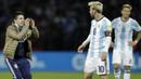Seorang fans masuk ke lapangan menghampiri bintang Argentina, Lionel Messi, saat laga penyisihan Piala Dunia di Estadio Malvinas Argentinas, Mendoza, Argentina, Jumat (2/9/2016). (AP/Victor R. Caivano)
