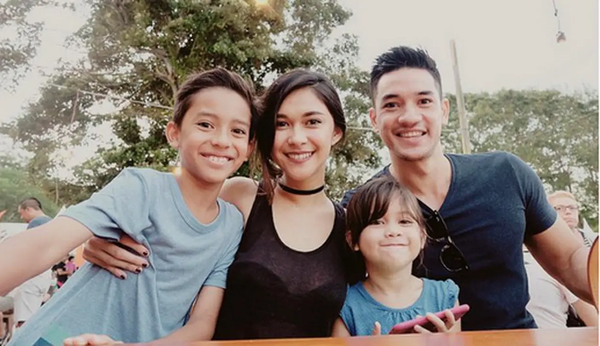 Nana Mirdad anak dari Jamal Mirdad dan Lydia Kandou resmi nikah dengan artis sinetron Andrew White pada 13 Mei 2006. Dari pernikahannya pasangan ini dikaruniai dua orang momongan, Jason Deandra White (2006) dan Sarah Deana White (2011). (Instagram)