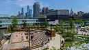Pemandangan 'Pulau Kecil', taman umum baru dan gratis di Hudson River Park, New York City, Amerika Serikat, 21 Mei 2021. Taman yang diresmikan pada 21 Mei 2021 untuk membahagiakan warga setelah lebih dari satu tahun pandemi tersebut menghabiskan dana sebesar USD 260 juta. (Angela Weiss/AFP)