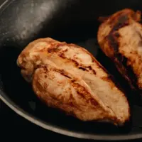 Menu makan siang daging dada ayam (Foto: Pexels.com)