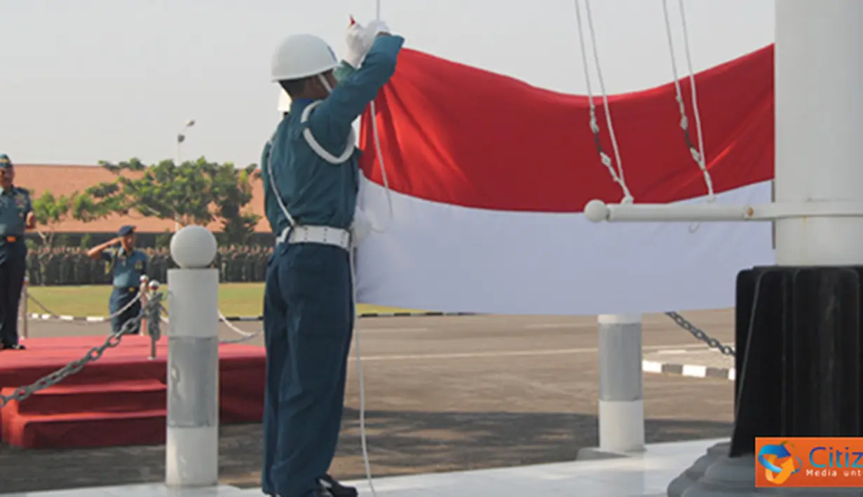 Citizen6, Surabaya: Sebanyak 3.200 prajurit TN I- Polri sewilayah Garnizun III Surabaya, menggelar upacara bendera Tujuhbelsan di Lapangan Laut Maluku, Kobangdikal, Surabaya, Senin (17/9). (Pengirim: Penkobangdikal)
 