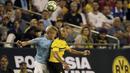 Duel pemain Manchester City, Oleksandr Zinchenko (kiri) dan pemain Borussia Dortmund, Herbert Bockdorn pada laga International Champions Cup 2018 di Soldier Field, Chicago, (20/7/2018), waktu setempat. Drtmund menang 1-0. (AP/Annie Rice)