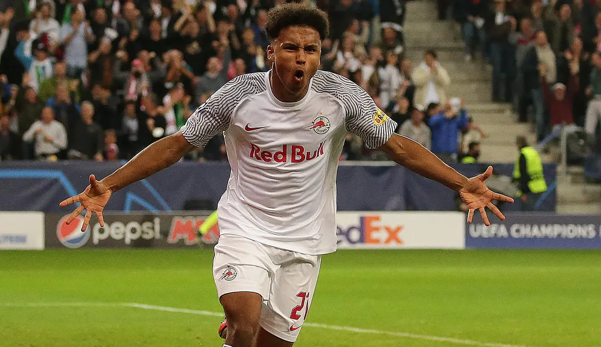 Karim Adeyemi. Striker muda Jerman berusia 20 tahun ini baru saja didatangkan Borussia Dortmund dari RB Salzburg menjelang bergulirnya musim 2022/2023. Ia diikat kontrak hingga Juni 2027 dengan nilai transfer 30 juta euro atau setara Rp456,1 miliar. Selama 3 musim berseragam RB Salzburg, ia total tampil dalam 91 laga di semua ajang dengan torehan 33 gol dan 21 assist. (AFP/APA/Krugfoto)