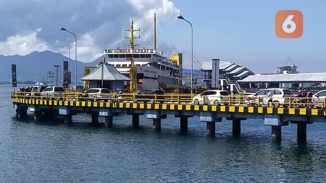 Kendaraan yang hendak masuk ke Kapal di Pelabuhan Ketapang cukup padat. (Hermawan Arifianto/Liputan6.com)