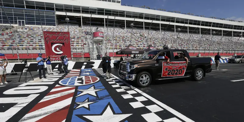 FOTO: Ribuan Mahasiswa Jalani Wisuda di Arena NASCAR