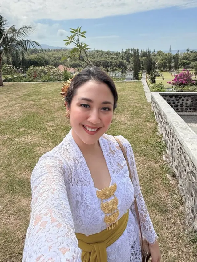 Potret Sherina Munaf saat Ikut Upacara Sakral di Bali