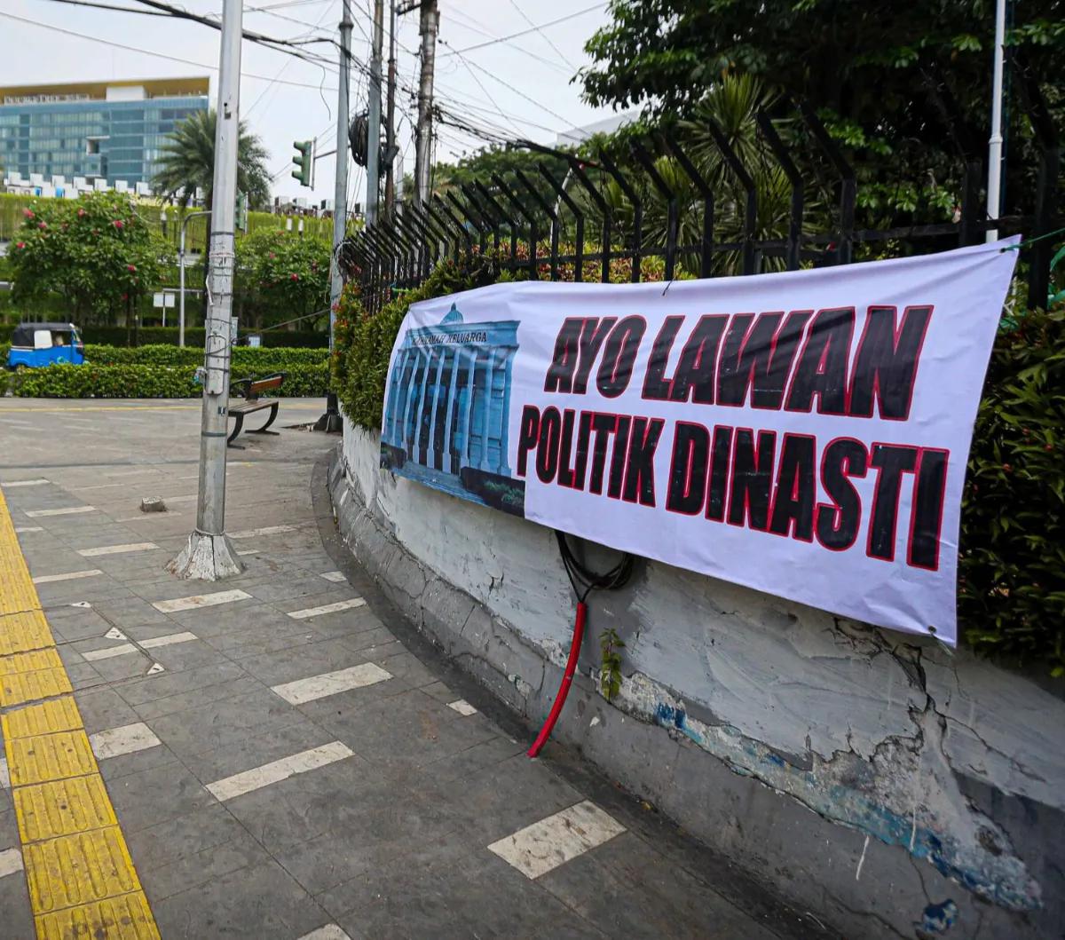 Sejumlah spanduk bertuliskan "Ayo Lawan Politik Dinasti" tertebaran di Jakarta pada hari Minggu (15/10/2023) menjelang Mahkamah Konstitusi membacakan putusan gugatan batas usia Capres-Cawapres.