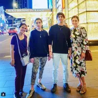 Maia Estianty unggah foto bersama Al Ghazali, Dul Jaelani, dan Marsha Aruan di Malaysia (Instagram/@maiaestiantydiary)