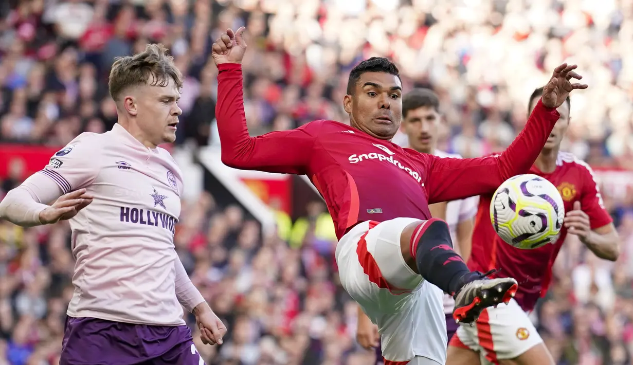 Pemain Manchester United, Casemiro mengontrol bola dibayangi pemain Brentford, Keane Lewis-Potter pada laga lanjutan Liga Inggris di Old Trafford, Manchester, Inggris, Sabtu (19/10/2024). (AP Photo/Dave Thompson)