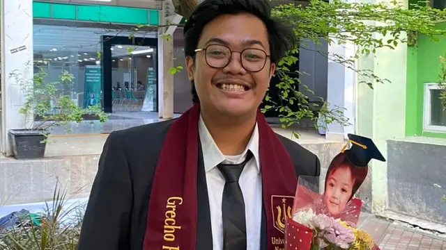 Momen Wisuda Anak Suty Karno, Penuh Haru dan Kebanggaan