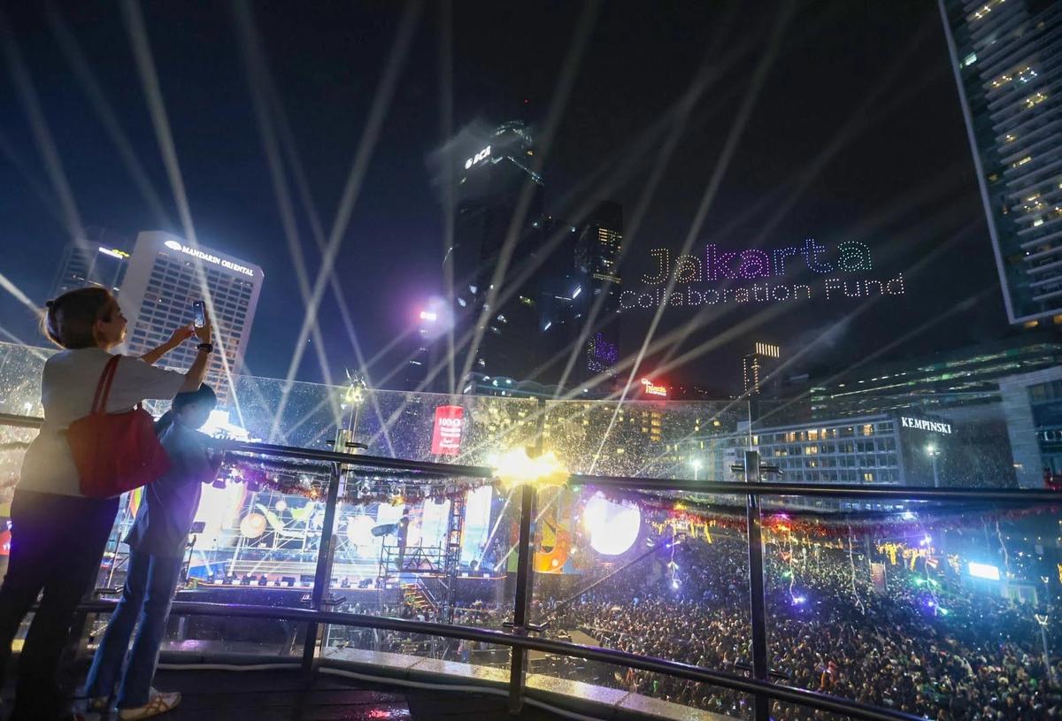 FOTO: Pertunjukan Drone Warnai Malam Tahun Baru 2026 di Bundaran HI