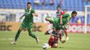 Striker Persebaya United, Rudi Widodo, berebut bola dengan pemain Persiba Balikpapan, Arifki Eka Putra dalam lanjutan Piala Presiden 2015 di Stadion Si Jalak Harupat, Bandung. Kamis (10/9/2015). (Bola.com/Vitalis Yogi Trisna)