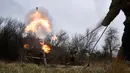 Tentara Ukraina menembakkan mortir ke arah posisi Rusia di dekat Bakhmut, wilayah Donetsk, Ukraina, 22 Desember 2022. Puluhan ribu orang dilaporkan tewas, jutaan orang kehilangan tempat tinggal dan banyak kota-kota remuk menjadi puing-puing sejak Rusia menginvasi Ukraina pada 24 Februari 2022. (AP Photo/Libkos)