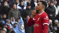 Selebrasi bek Liverpool, Trent-Alexander Arnold setelah mencetak gol penyeimbang 1-1 ke gawang Manchester City pada laga pekan ke-13 Liga Inggris 2023/2024 di Etihad Stadium, Manchester, Sabtu (25/11/2023). (AP Photo/Rui Vieira)