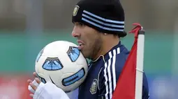 Carlos Tevez menjalani sesi latihan bersama Timnas Argentina di Buenos Aires, 17 Juni 2011, jelang Copa America. (AFP PHOTO/Juan Mabromata)