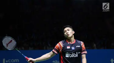 Pebulu tangkis tungal putra Indonesia, Jonatan Christie saat melawan Chou Tien Chen (Taiwan) di perempat final Indonesia Open 2019 di Istora Senayan, Jakarta, Jumat (19/7/2019). Jonatan Christie kalah 16-21, 21-18, 21-14. (Liputan6.com/Helmi Fitrhiansyah)