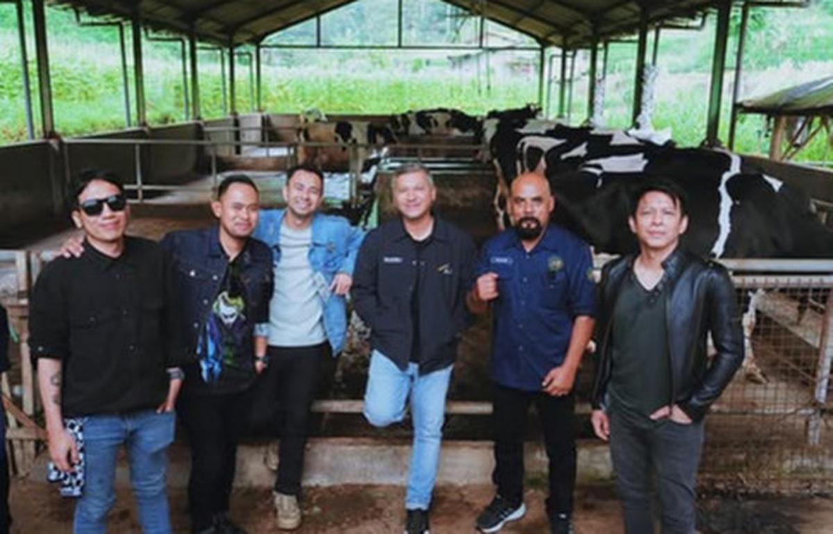 Potret Raffi Ahmad Bareng The Dudas Minus One Kunjungi Sentra Produksi Susu Sapi di Jawa Timur