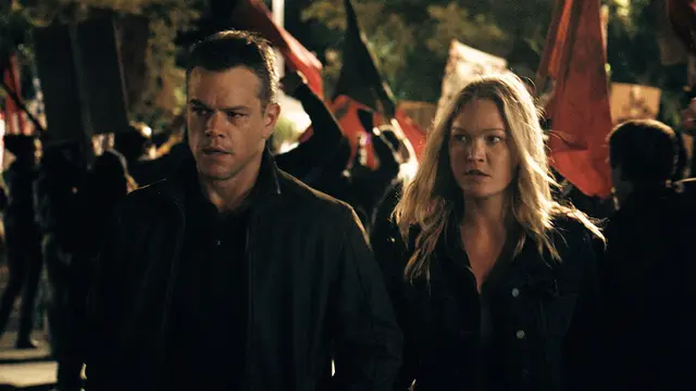 Matt Damon dan Julia Stiles dalam film Jason Bourne