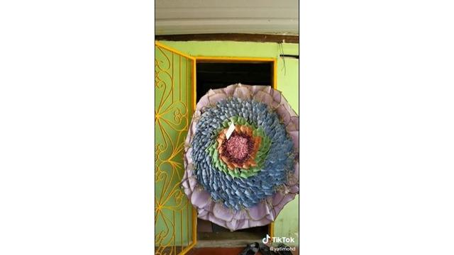 Wanita Ini Beri Sang Ayah Kado Buket Uang Super Besar, Totalnya Hampir Rp 7 Juta