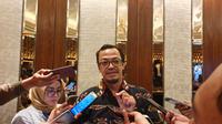 Sekjen APJII Henri Kasyfi Soemartono saat memberikan penjelasan mengenai survei penetrasi pengguna internet di Indonesia kepada wartawan di Jakarta, Rabu (15/5/2019) malam. (Liputan6.com/ Agustin S. Wardani)