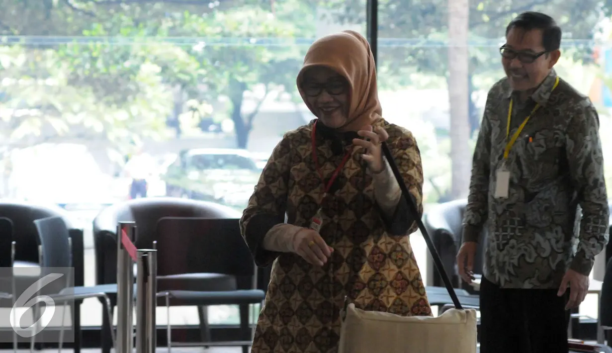 Kepala Bappeda DKI Jakarta, Tuty Kusumawati berjalan saat penuhi penggilan Komisi Pemberantasan Korupsi (KPK), Jakarta, Jumat (15/4). Tuti Kembali diperiksa terkait penerbitan dua Raperda Reklamasi Pantai Utara Jakarta. (Liputan6.com/Helmi Afandi)