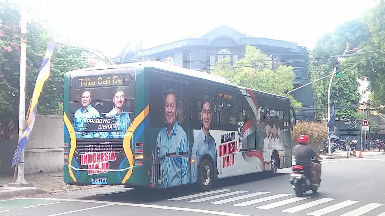 Berangkat ke KPU naik bus listrik.
