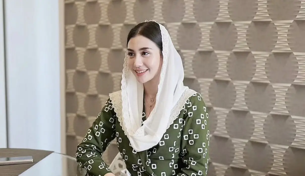 Novita Mochamad juga kerap tampil santun, di mana outfitnya bisa jadi inspirasi gaya Lebaran. Ia tampil begitu memukau dengan paduan warna hijau yang elegan. [Foto: Instagram/ Novita Mochamad]