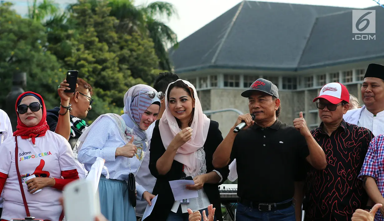 Ketua Pembina Poros Benhil Jenderal Purn. Moeldoko bersama para artis dan relawan melakukan aksi damai salam jempol ceria di kawasan Monas, Jakarta, Jumat (11/1). Aksi tersebut sebagai  bentuk pesan ceria kepada masyarakat. (Liputan6.com/Johan Tallo)