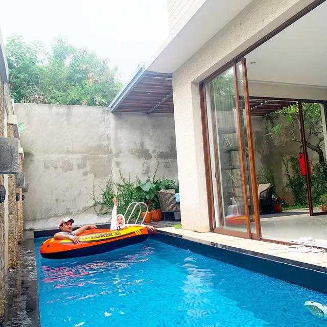 Meisya Siregar dan Bebi Romeo menaiki sekoci di kolam renang (https://www.instagram.com/p/CGMt-IBgQ-W/)