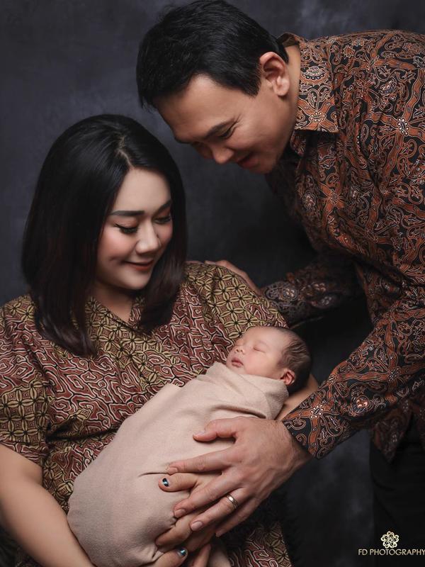 6 Pemotretan Perdana Ahok dan Puput Nastiti dengan baby Yosafat (Sumber: Instagram/fdphotography90)