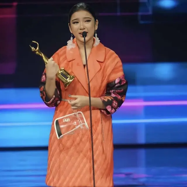 Raih Piala Pendatang Baru Terbaik, Ini 6 Potret Tiara Andini di AMI Awards 2020