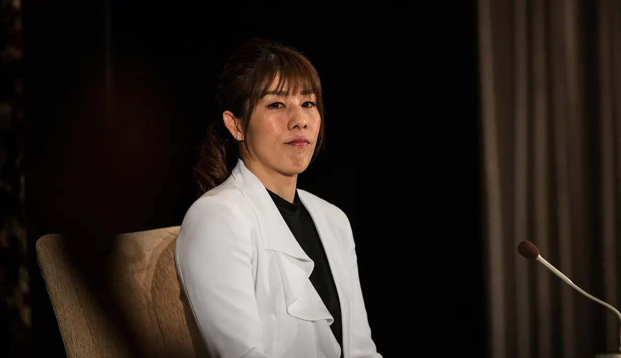 Pegulat wanita asal Jepang,  Saori Yoshida mendengarkan pertanyaan awak media selama konferensi pers pengunduran dirinya di Tokyo (10/1). Peraih medali emas Olimpiade tiga kali ini pensiun dari gulat setelah 33 tahun berkarir. (AFP Phot/Behrouz Mehri)