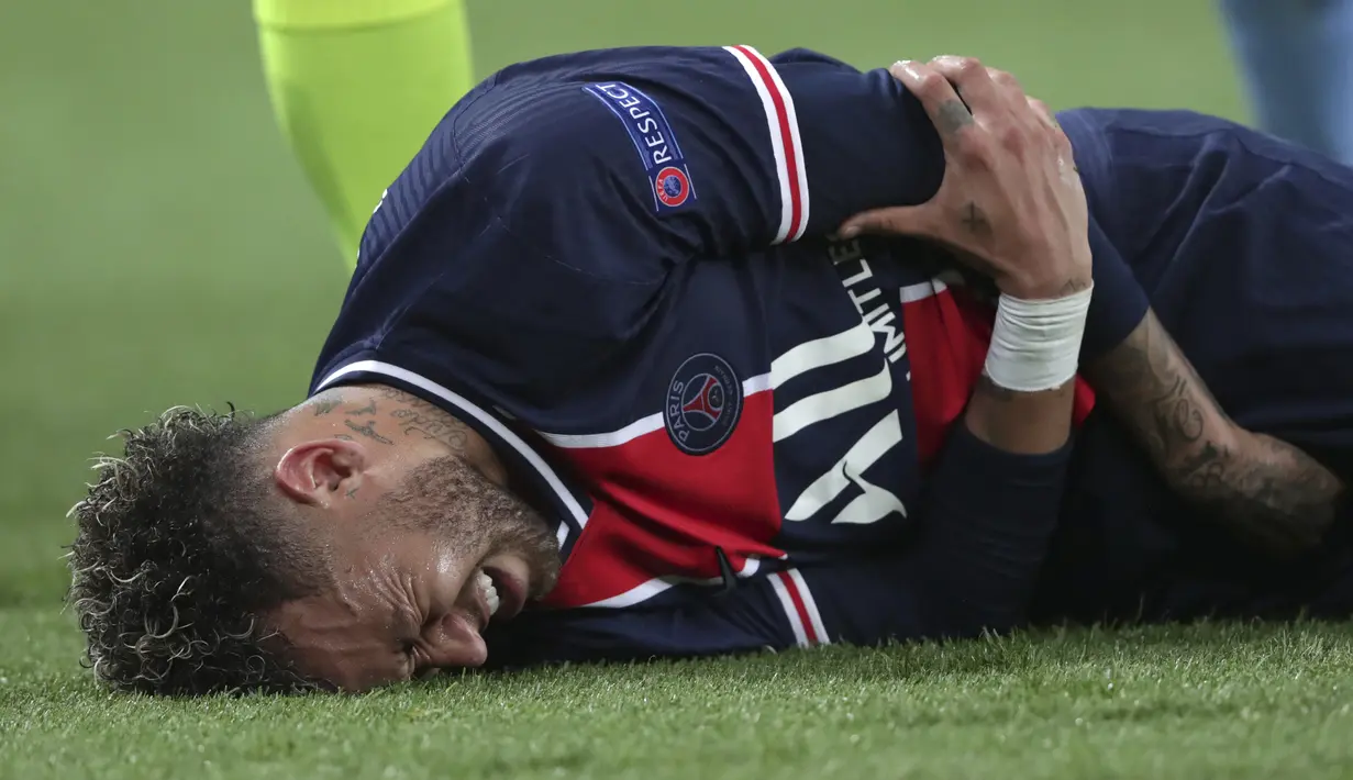Striker Paris Saint-Germain, Neymar mengalami cedera saat melawan Manchester City dalam laga leg pertama semifinal Liga Champions 2020/2021 di Parc des Princes Stadium, Paris, Rabu (28/4/2021). PSG kalah 1-2 dari Manchester City. (AP/Thibault Camus)