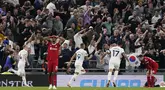 Pemain Tottenham Hotspur merayakan gol bunuh diri yang dicetak oleh pemain Liverpool, Joel Matip, pada laga pekan ketujuh Premier League 2023/2024 di Tottenham Hotspur Stadium, Sabtu (30/09/2023). (AP Photo/Alberto Pezzali)