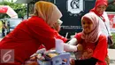 Pengunjung melakukan pemeriksaan kesehatan secara gratis, Jakarta, Minggu (27/9/2015). Yayasan Jantung Indonesia menggelar acara bazar dan promosi 'Food for Heart' dalam rangka memperingati Hari Jantung Sedunia 2015. (Liputan6.com/Yoppy Renato)