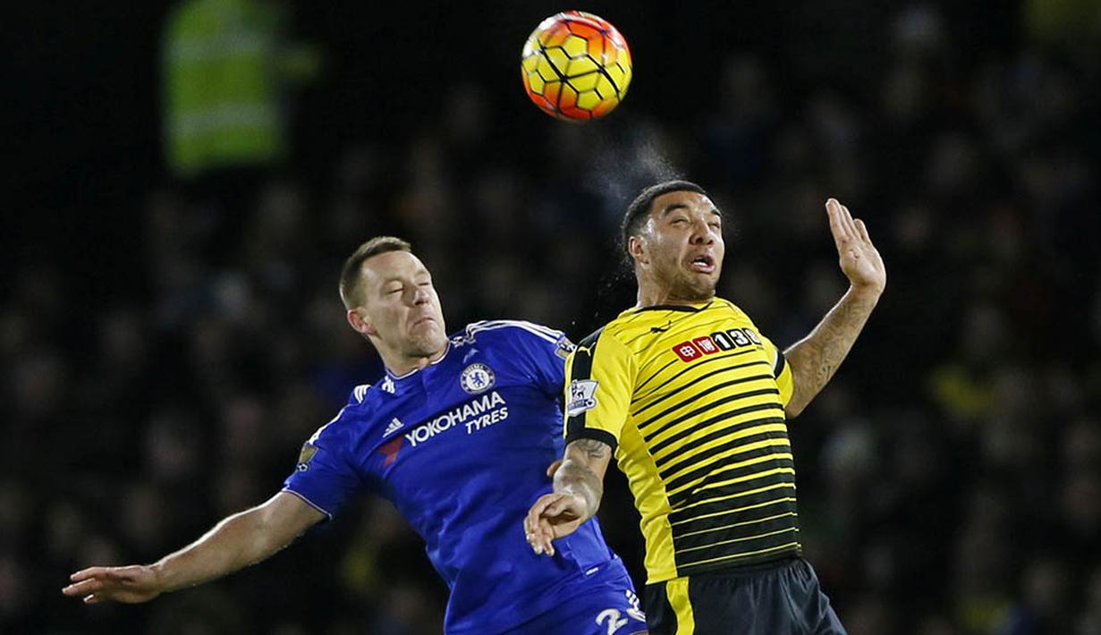 Bek Chelsea, John Terry, duel udara dengan striker Watford, Troy Deeney, pada laga Liga Premier Inggris. Akibat hasil imbang itu The Blues tertahan di peringkat ke-13. (Reuters/Stefan Wermuth)