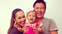 Denada, Jerry Aurum dan putri [Foto: Instagram Denada]