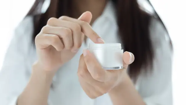 Ilustrasi Pengaplikasian Primer/Makeup