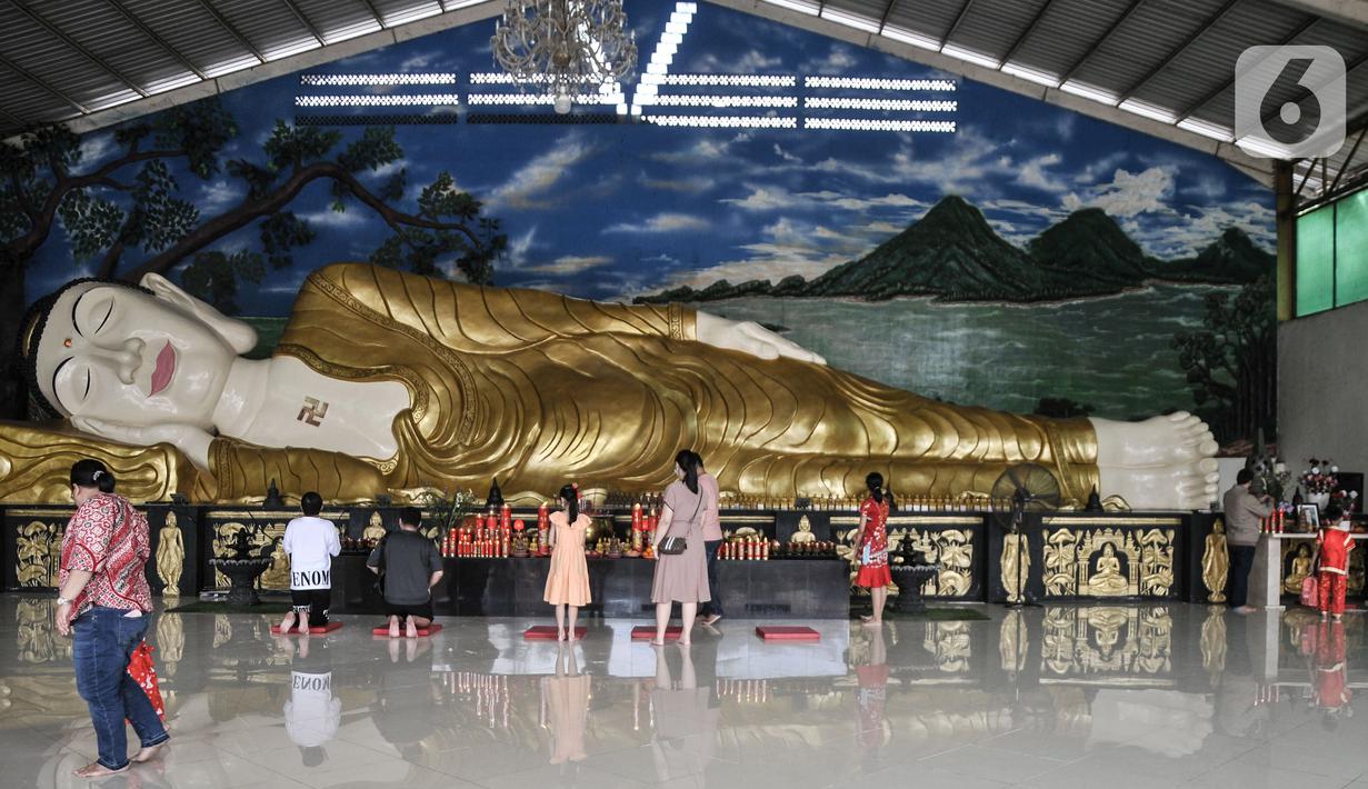 Warga keturunan Tionghoa saat sembahyang Tahun Baru Imlek 2574 di Wihara Buddha Dharma & Pho Sat, Tajur Halang, Kabupaten Bogor, Jawa Barat, Minggu (22/1/2023). Wihara Buddha Dharma & Pho Sat atau yang juga dikenal dengan Wihara Buddha Tidur menjadi salah satu tempat ibadah warga Tionghoa dalam merayakan Tahun Baru Imlek sebagai ungkapan rasa syukur atas rejeki dan keselamatan dari tuhan serta untuk pengharapan kehidupan lebih baik di tahun Kelinci Air. (merdeka.com/Iqbal S Nugroho)
