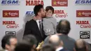Lionel Messi mencium anaknya Thiago usai menerima penghargaan sepatu emas Europa pada Golden Shoe awards 2017 di Antigua Fabrica Estrella Damm, Barcelona, (24/11/2017). (AFP/Josep Lago)