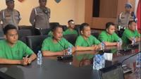 Tampang 7 anggota Brimob yang naik mobil rantis