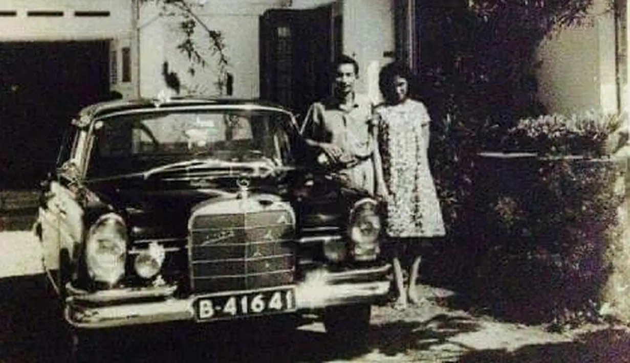 Sepasang suami istri berfoto bersama Mercedes-Benz S-Class W108 di Jl. Flores, Surabaya tahun 1961. (Source: Instagram/@perfectlifeid)