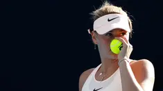 Petenis Ukraina Marta Kostyuk saat bertanding melawan petenis China, Peng Shuai di Australia Terbuka di Melbourne, (15/1). Petenis 15 tahun 6 bulan ini mampu menginjakkan kakinya di babak ketiga dalam debutnya di Melbourne. (AP Photo/Ng Han Guan)